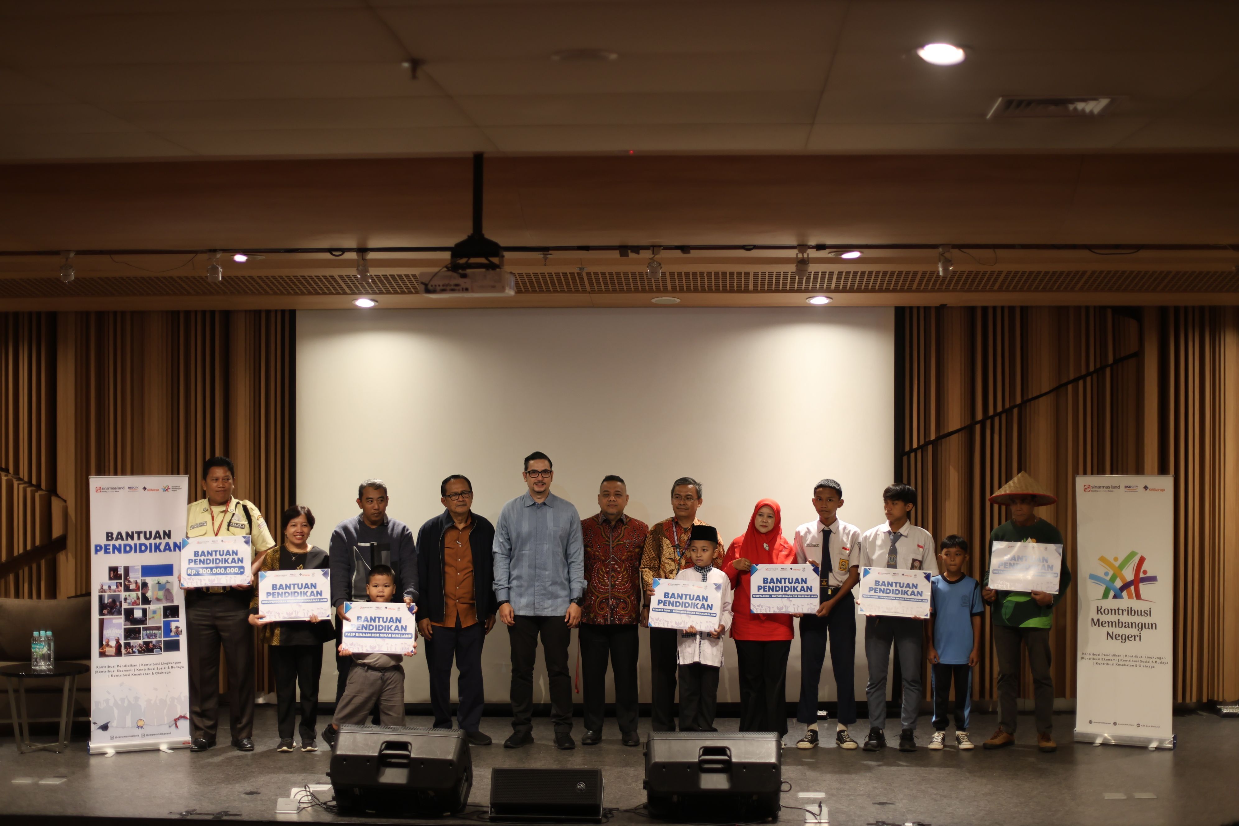 Foto 1 Bantuan Pendidikan Sinar Mas Land.JPEG