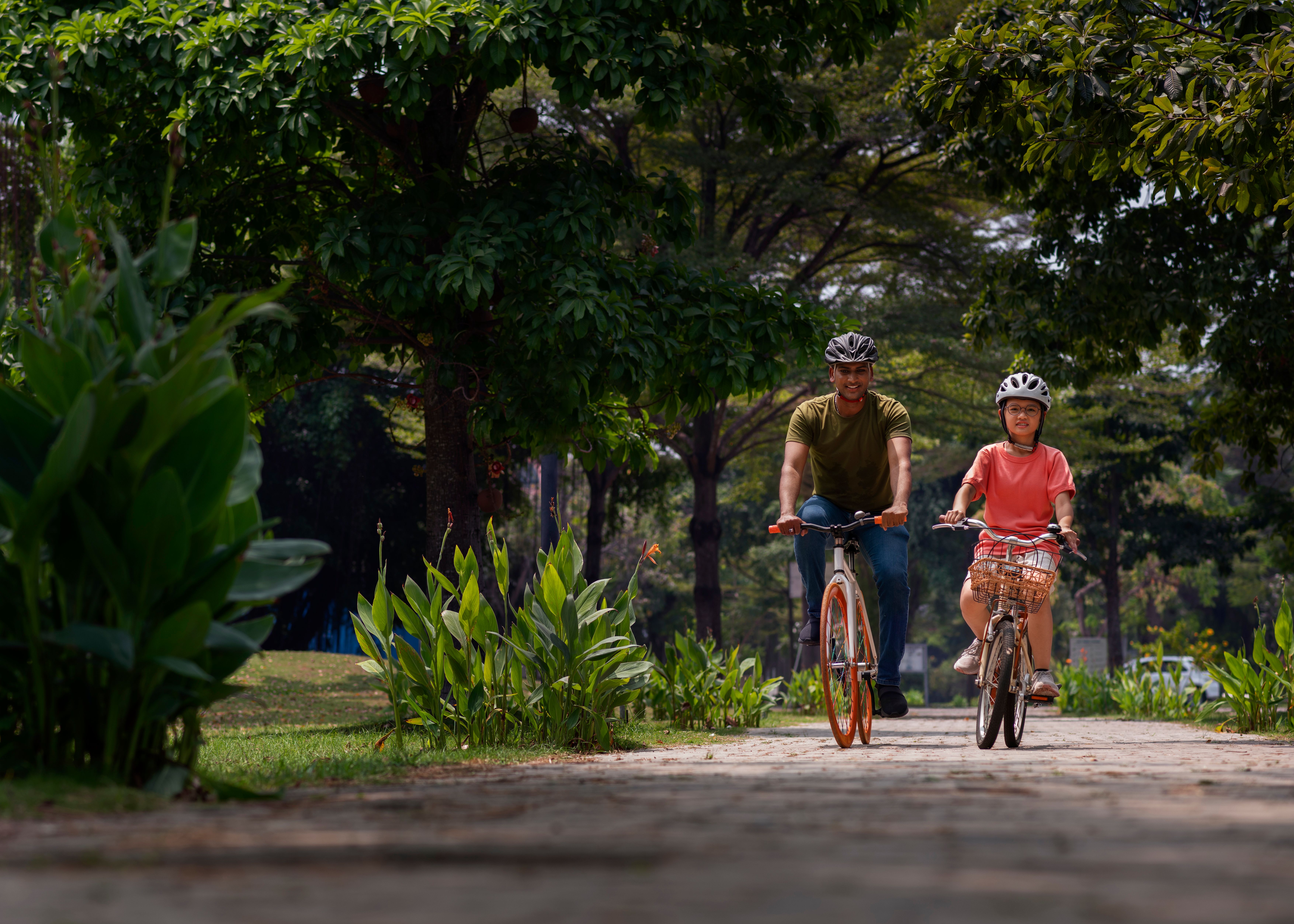 keluarga-yang-sedang-bersepeda-di-jalur-sepeda-bsd-city.jpg