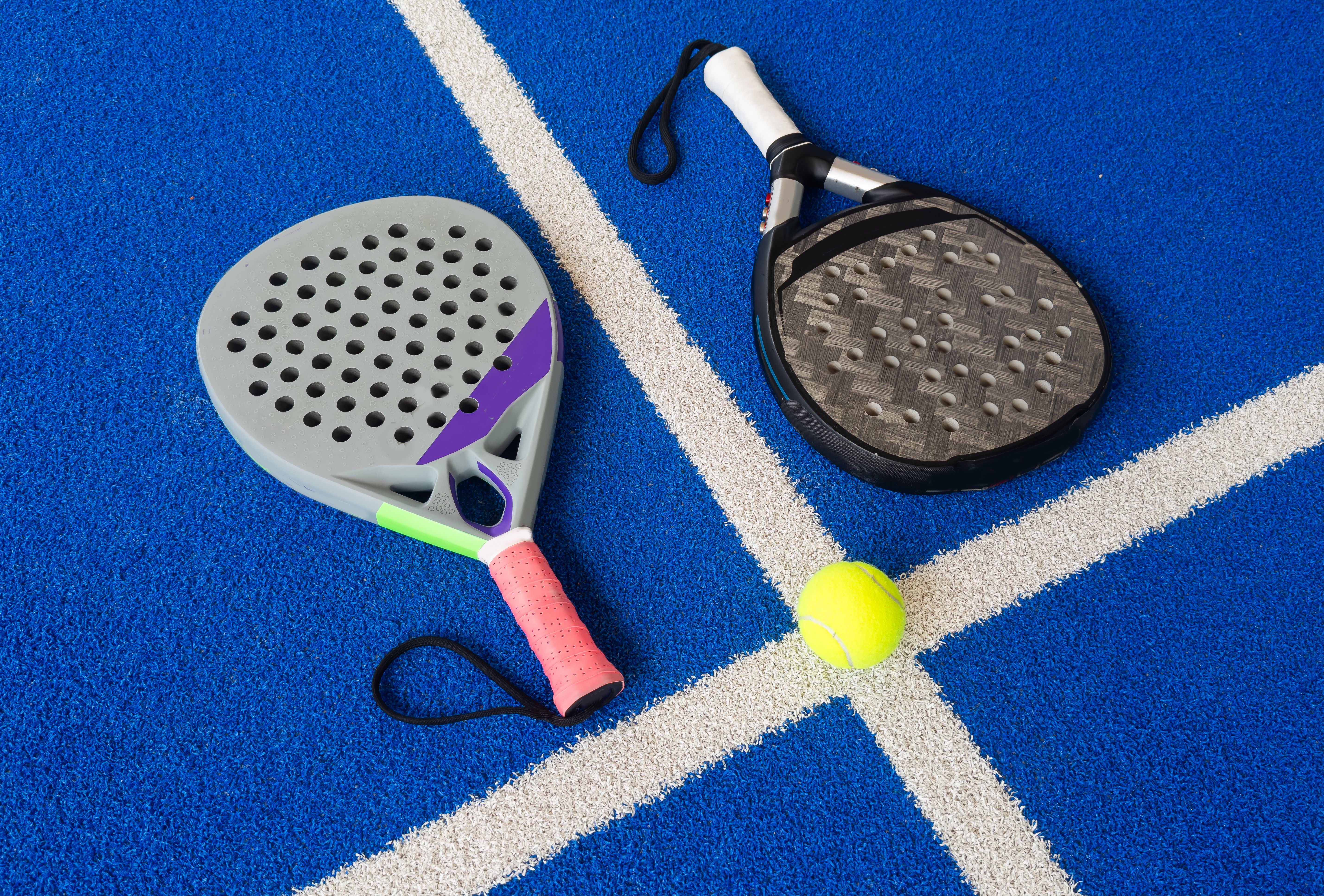 raket-paddle-di-lapangan-paddle.jpg
