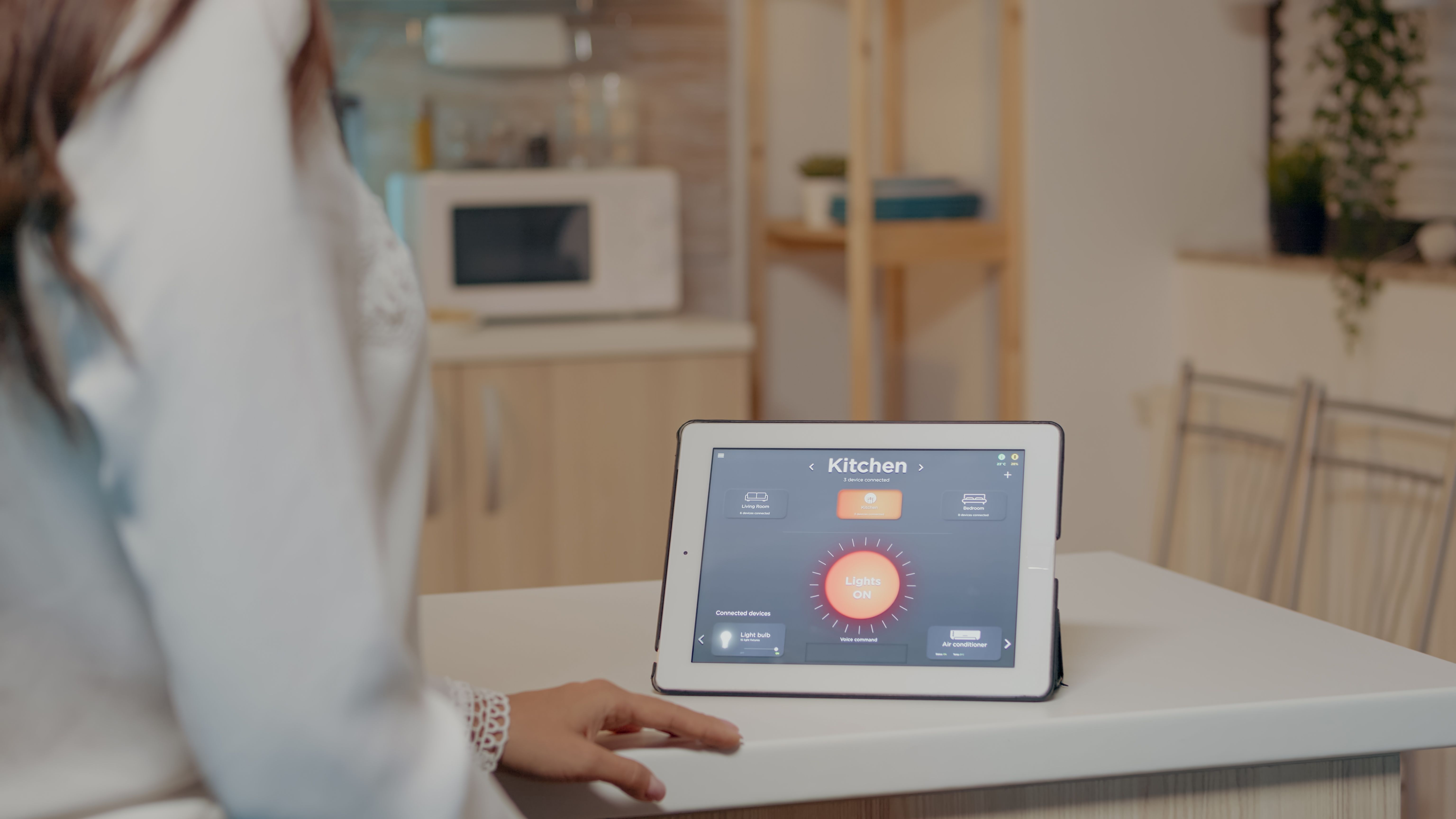 smart-home-system-sedang-digunakan-dalam-rumah